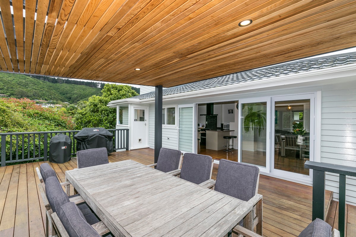 33 Kiwi Crescent, Tawa, Wellington - Carousel 1