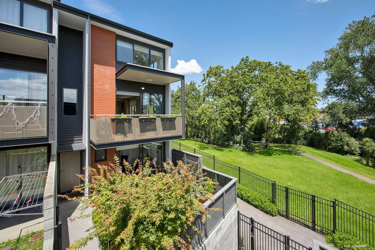 15/9 Eastview Road, Glen Innes, Auckland - Carousel 1