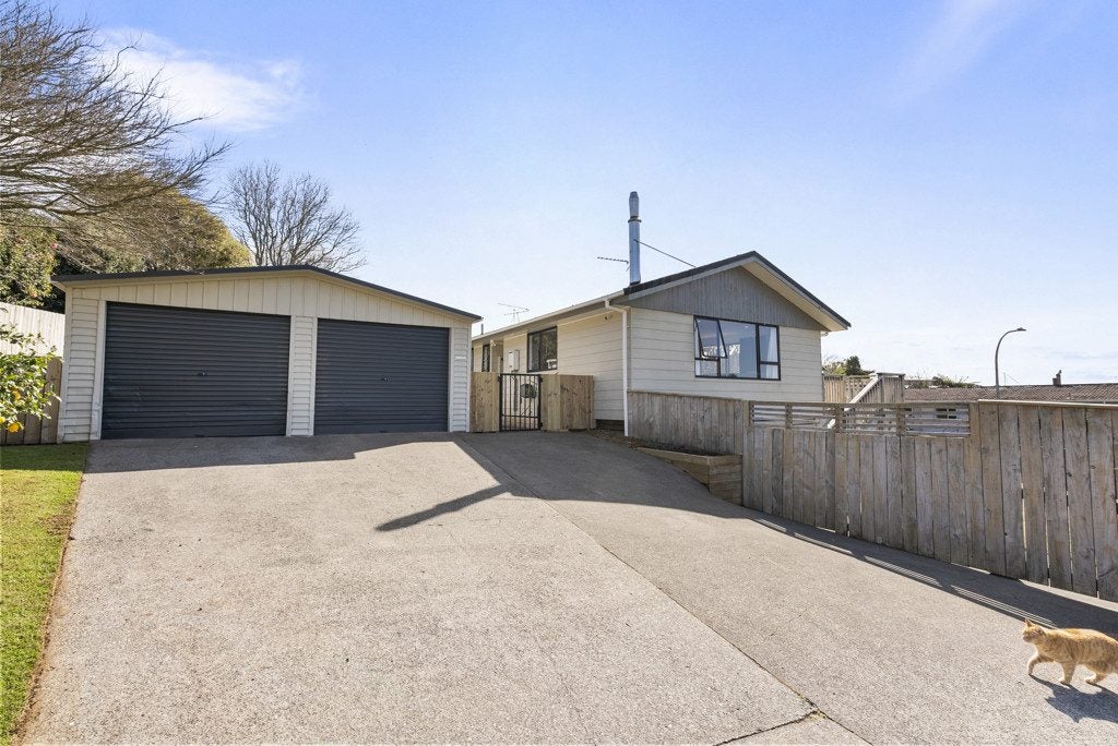 43 Riversdale Drive, Merrilands, New Plymouth - Carousel 2