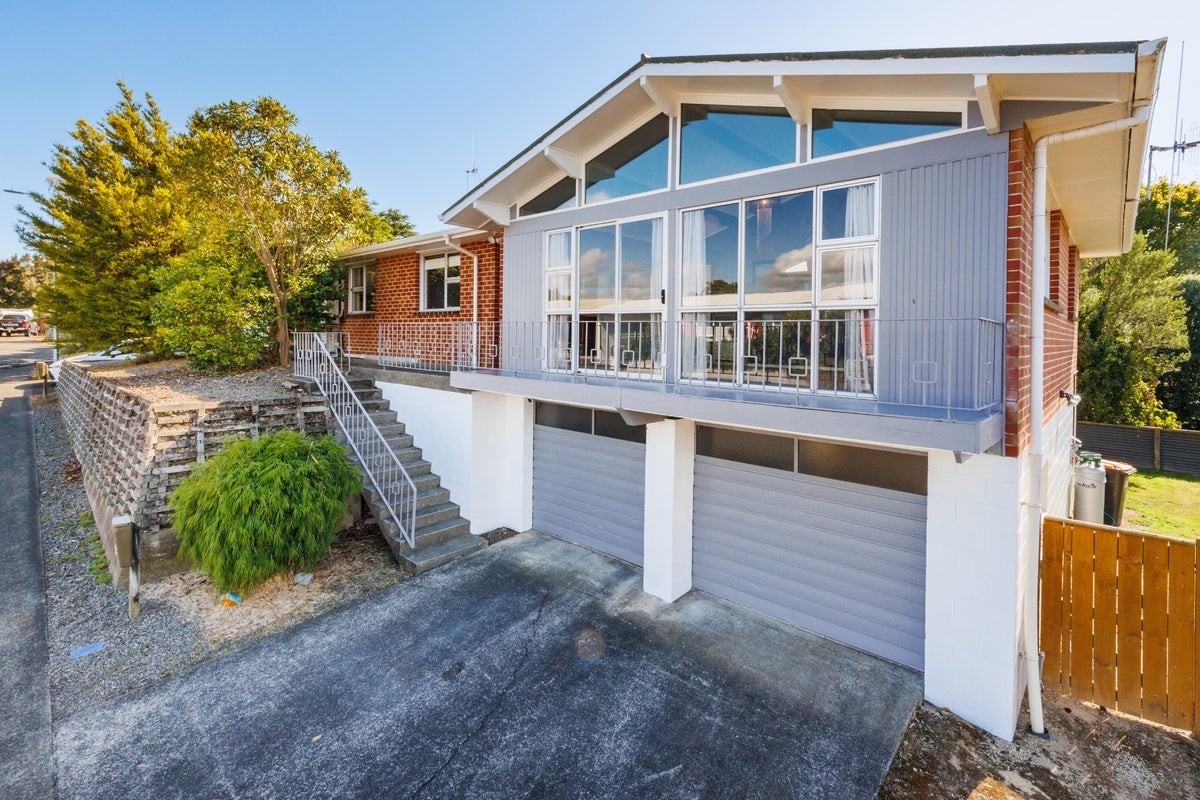 1B Ruamahanga Crescent, Terrace End, Palmerston North - Carousel 21