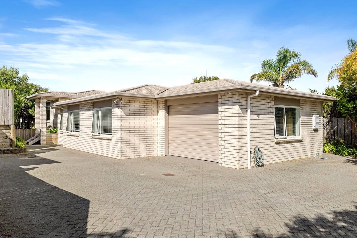 71A Target Road, Totara Vale, Auckland - Carousel 1