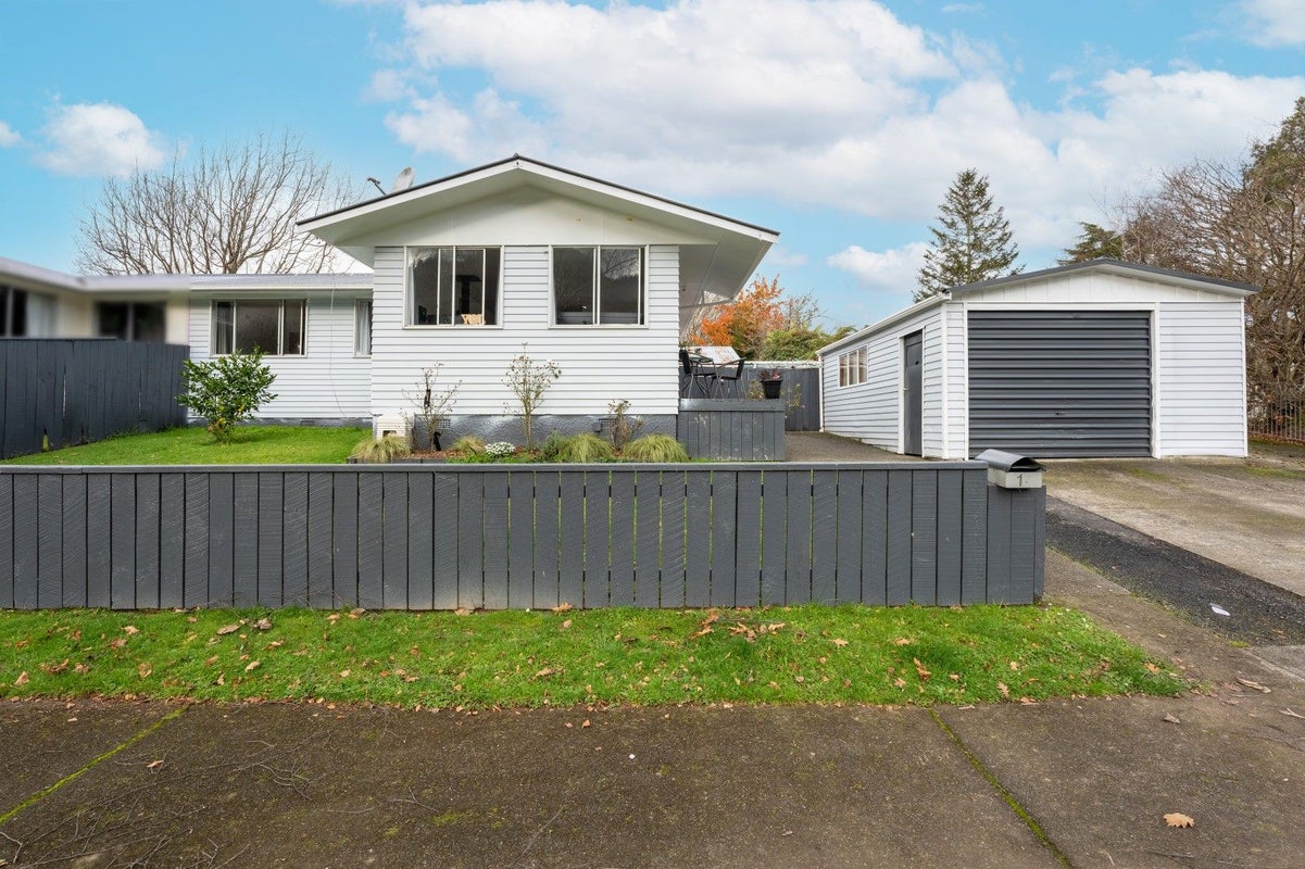 2/1 Agate Grove, Birchville, Upper Hutt - Carousel 1