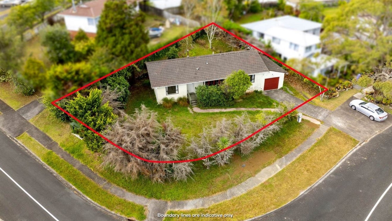 12 St Catherine Crescent, West Harbour, Auckland - Carousel 1