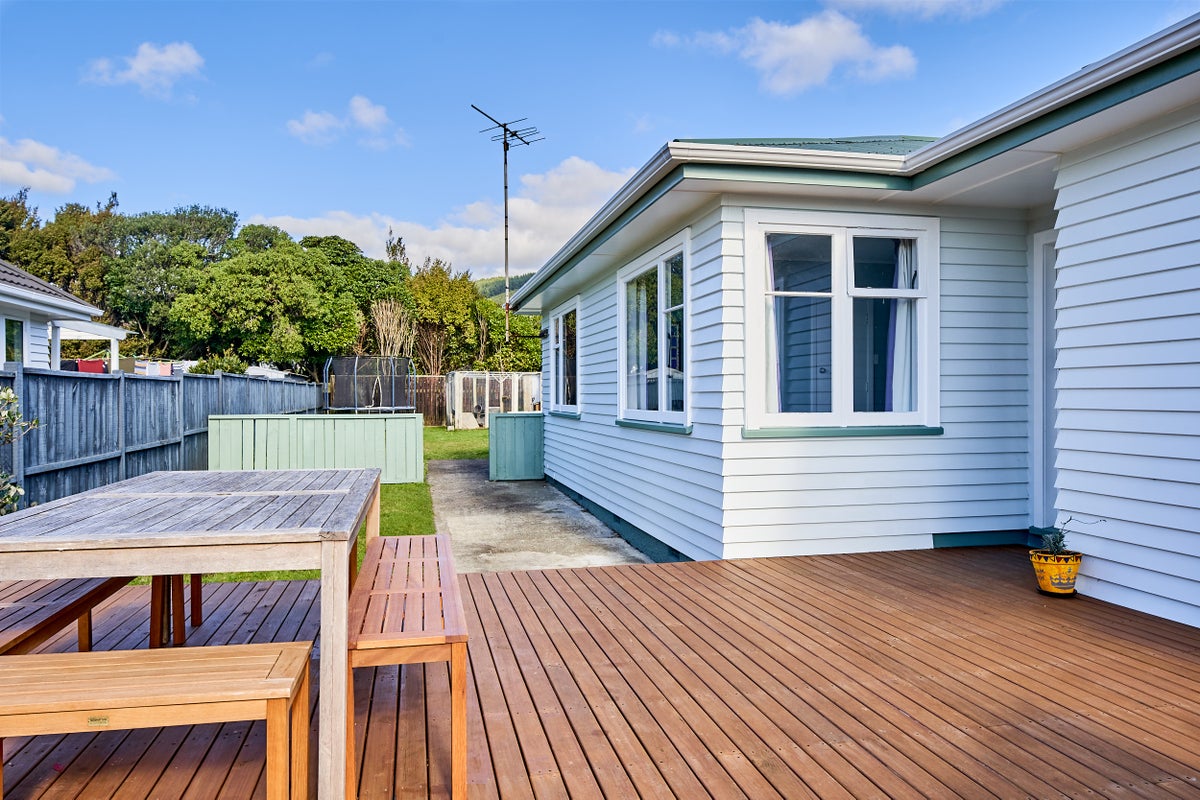 31 Larsen Crescent, Tawa, Wellington - Carousel 2