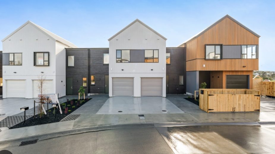 7 Puihi Crescent, Massey, Auckland - Carousel 1