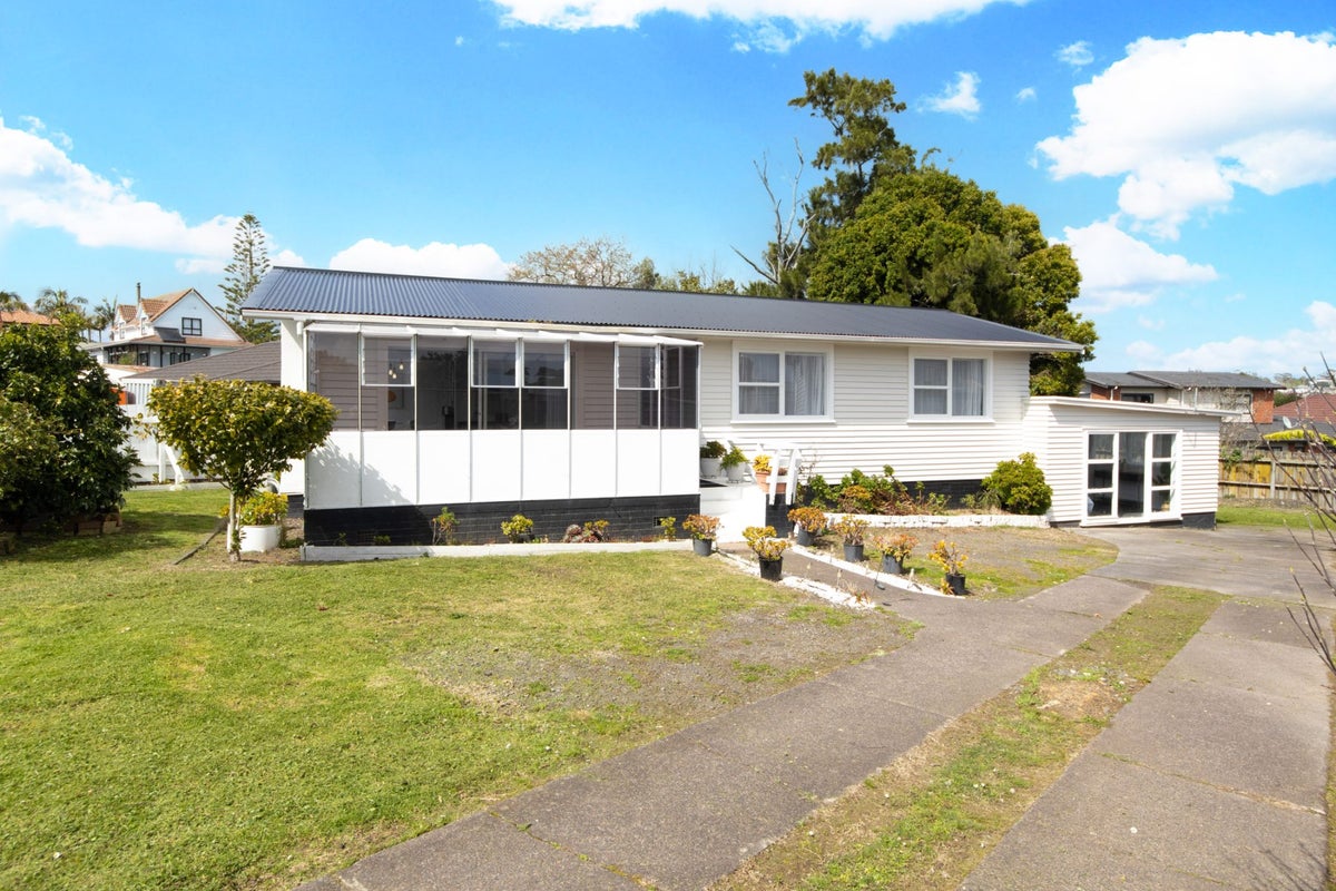 12 Ashbourne Place, Glendene, Auckland - Carousel 2