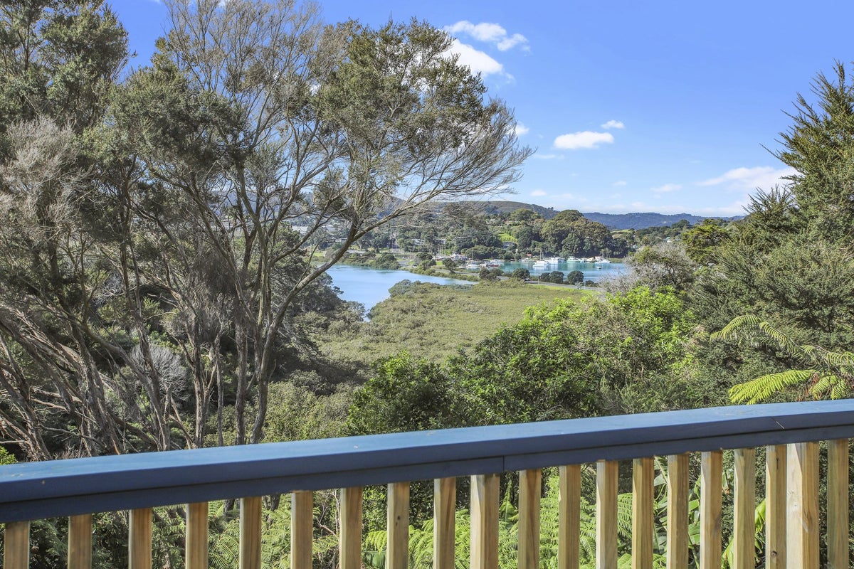 17 Causeway Road, Surfdale, Waiheke Island - Carousel 2