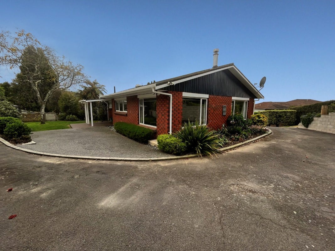 13 Scenic Heights, Acacia Bay, Taupo - Carousel 1