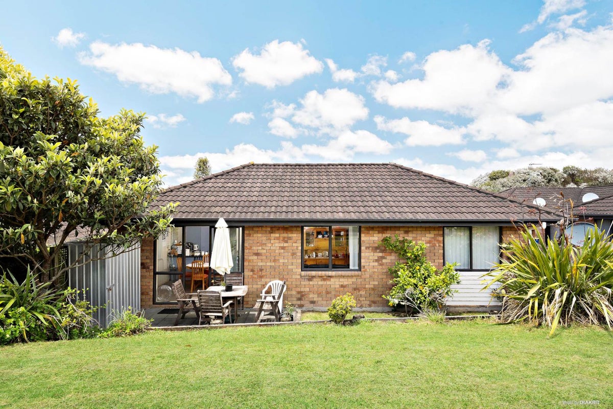 20 Regents Park Place, Westgate, Auckland - Carousel 1