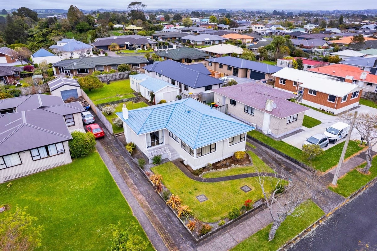 22 Turakina Street, Merrilands, New Plymouth - Carousel 2
