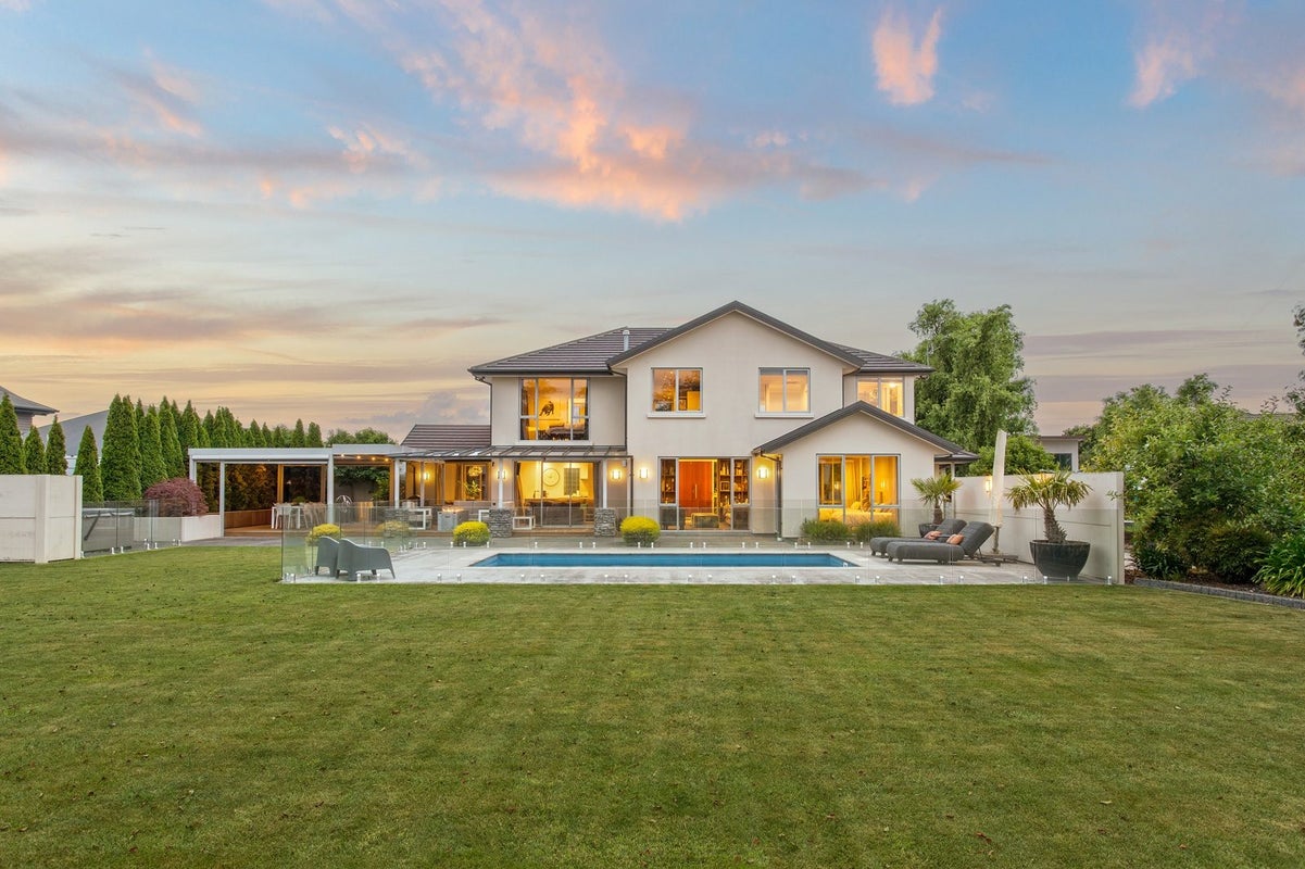 16 Queenswood Gardens, Mairehau, Christchurch - Carousel 2