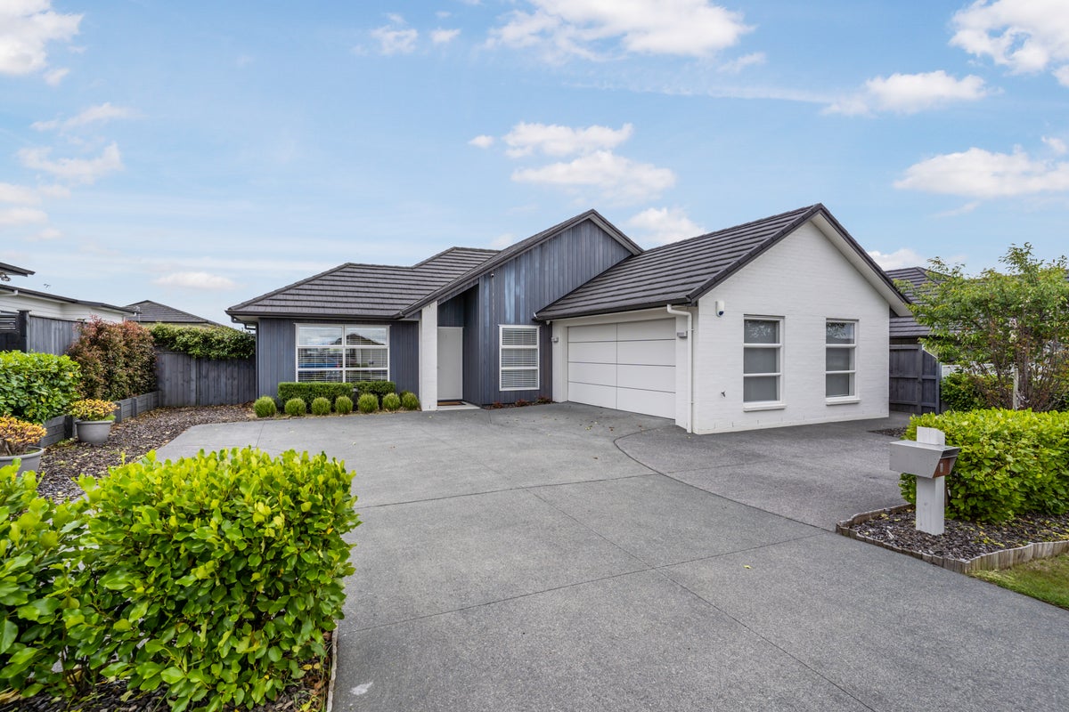 11 Gelderland Way, Karaka, Papakura - Carousel 1