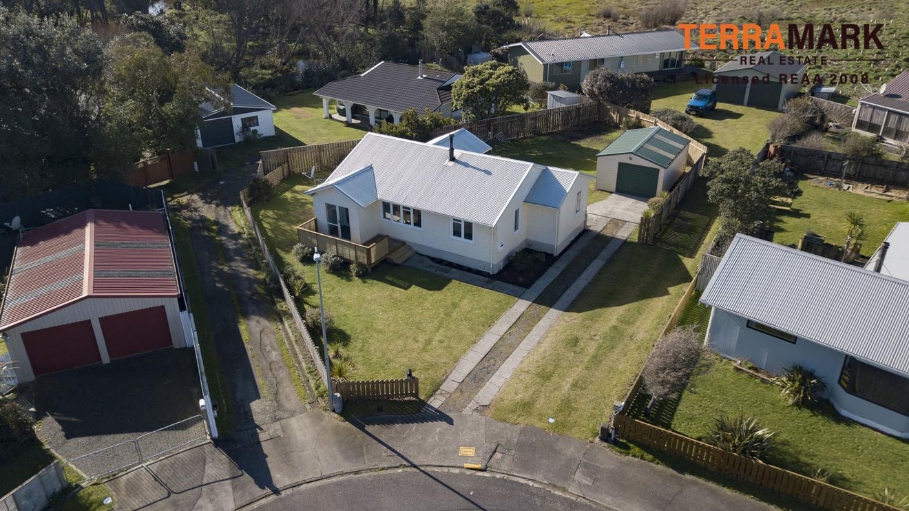 9 Hewson Crescent, Otaki Beach, Otaki - Carousel 1