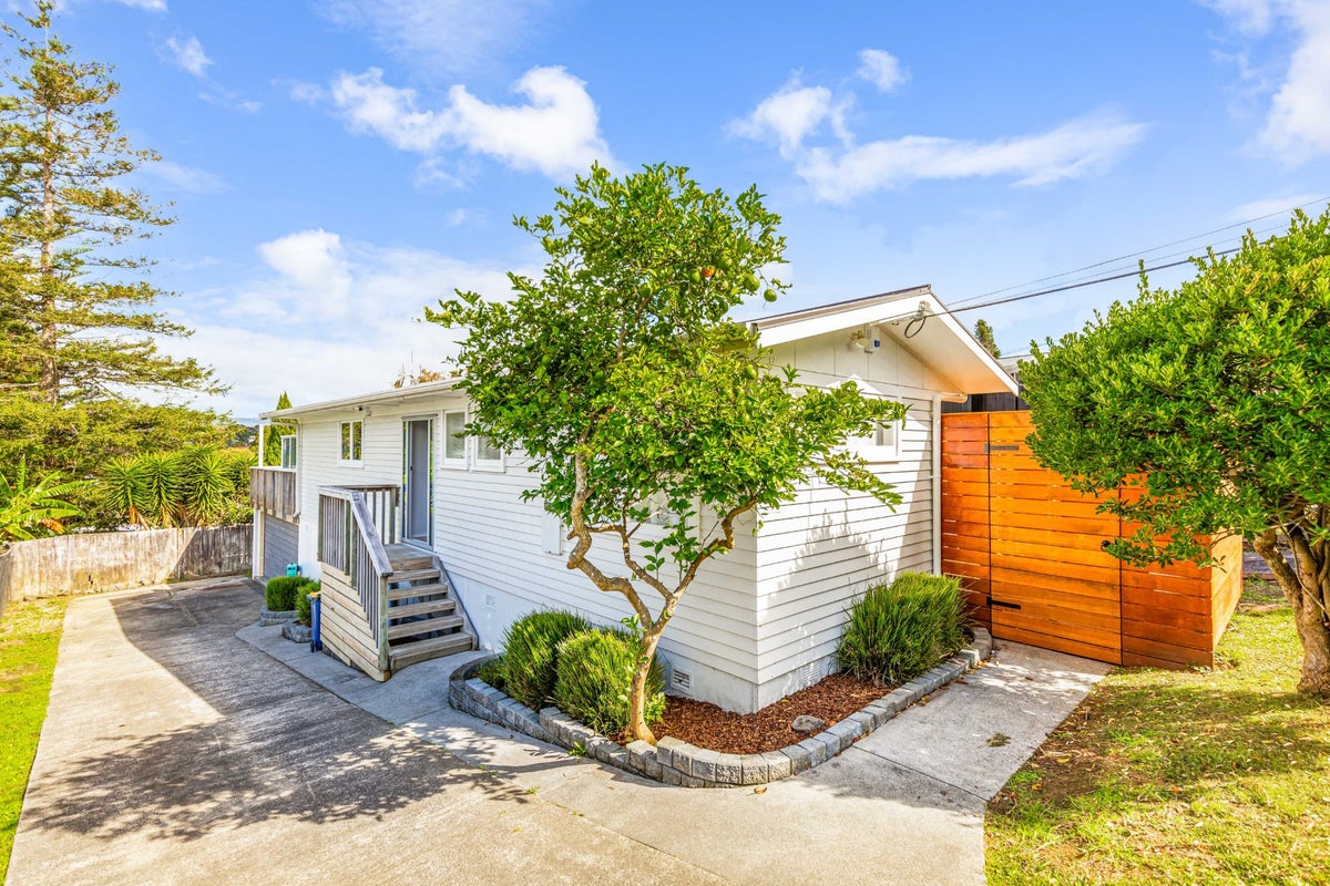 17 Castaing Crescent, Te Atatu South, Auckland - Carousel 1