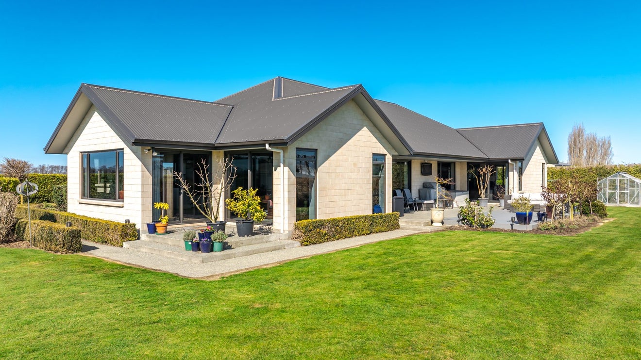 16 Arowhenua Station Road, Kerrytown - Carousel 1