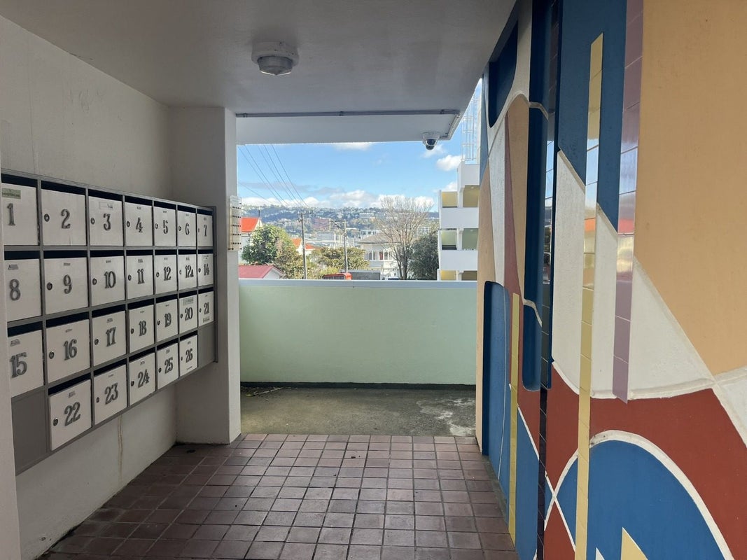 17/4 Claremont Grove, Mount Victoria, Wellington - Carousel 13