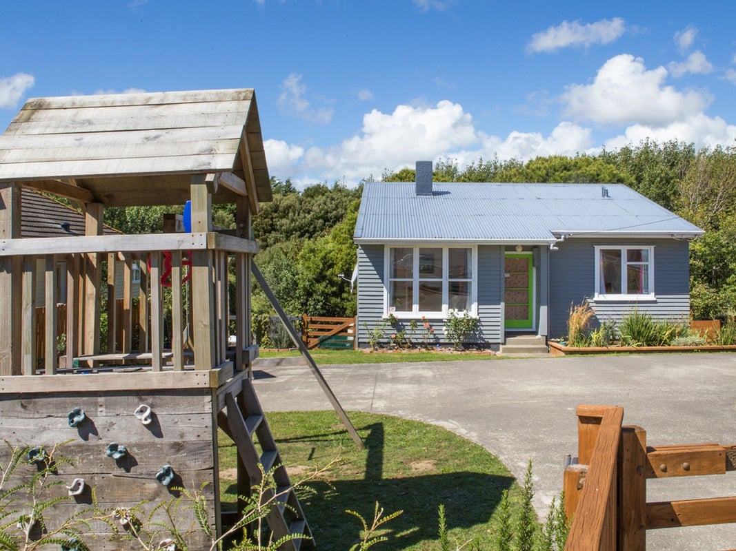 165 Castor Crescent, Cannons Creek, Porirua - Carousel 1