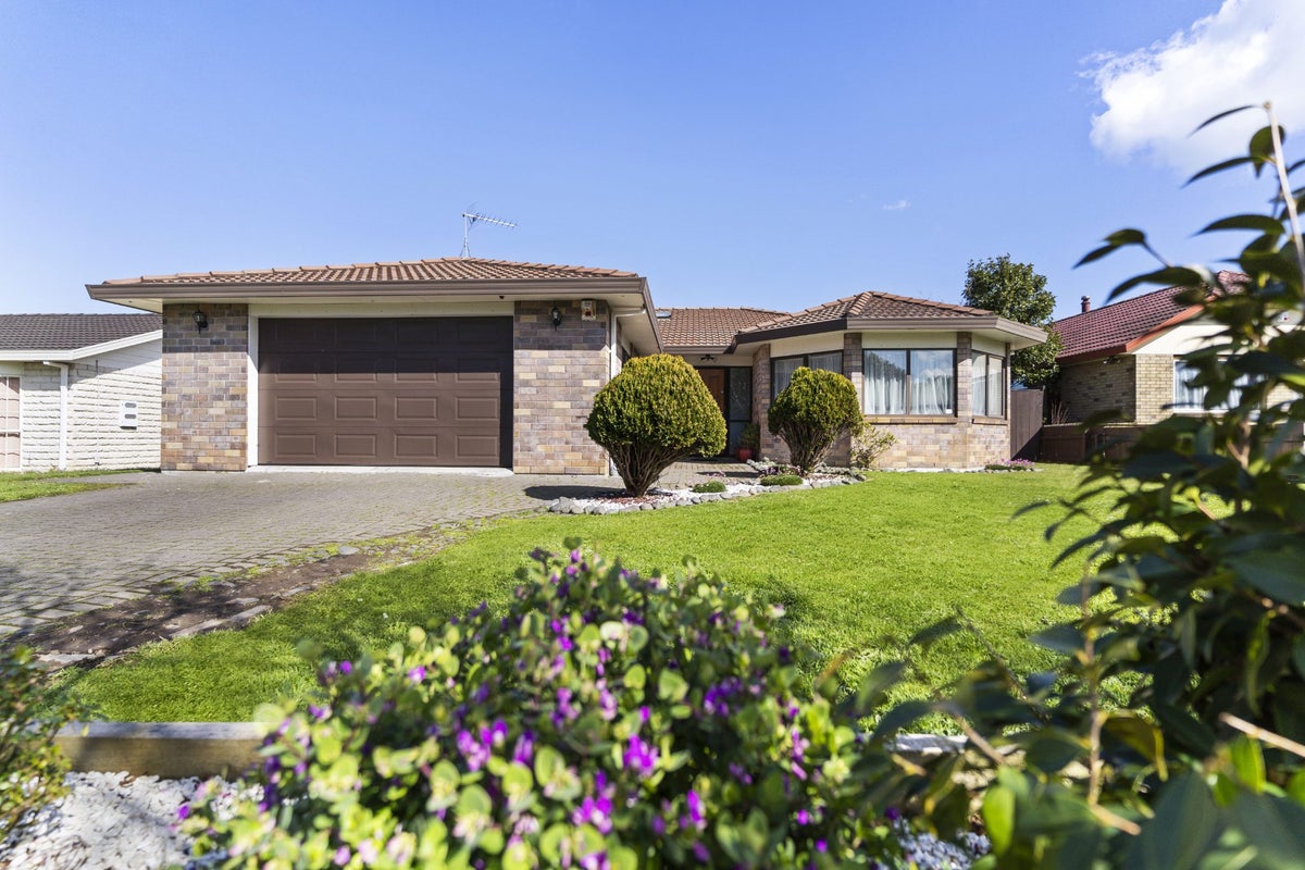 86 Tington Avenue, Wattle Downs, Auckland - Carousel 1