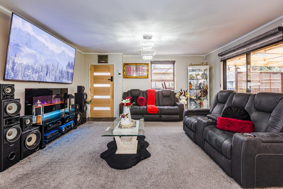 2/7 Manuia Road, Takanini, Auckland - Carousel 1