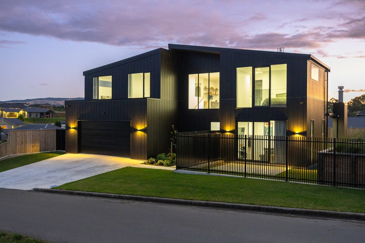 5 Edenmore Terrace, Fitzherbert, Palmerston North - Carousel 1