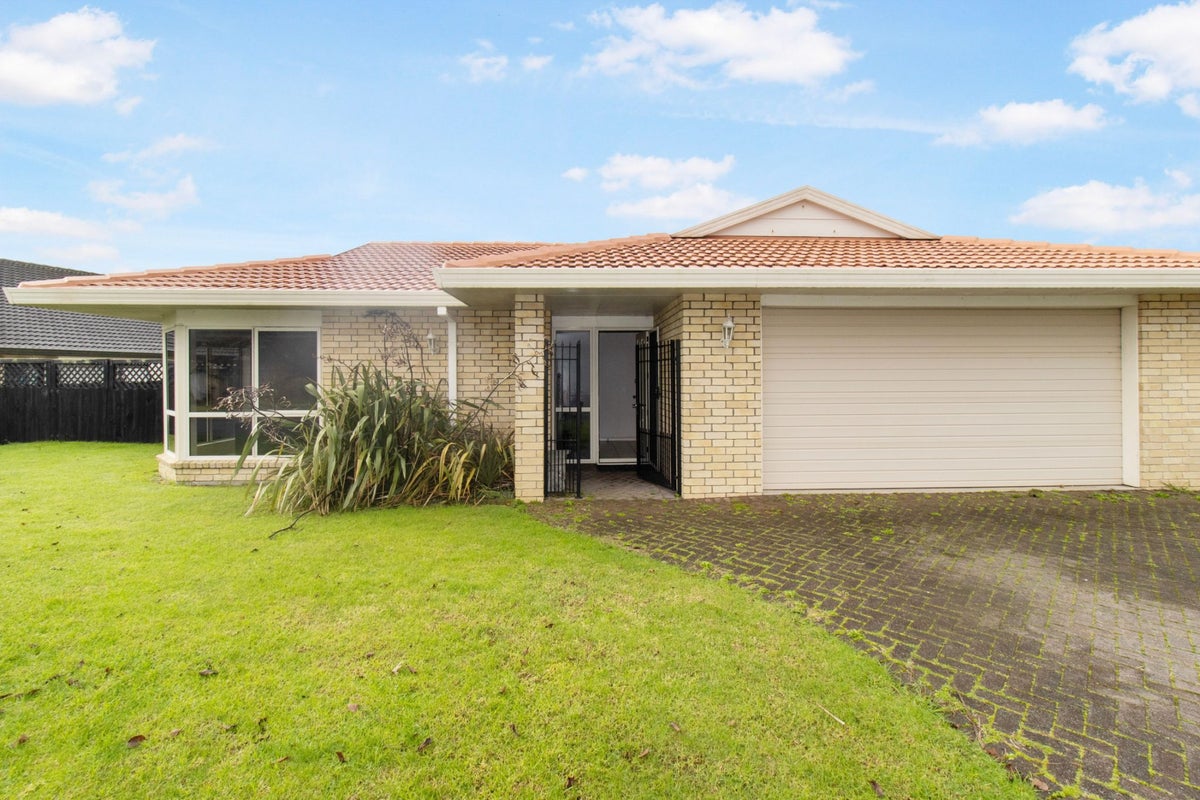 31 Tington Avenue, Wattle Downs, Auckland - Carousel 1