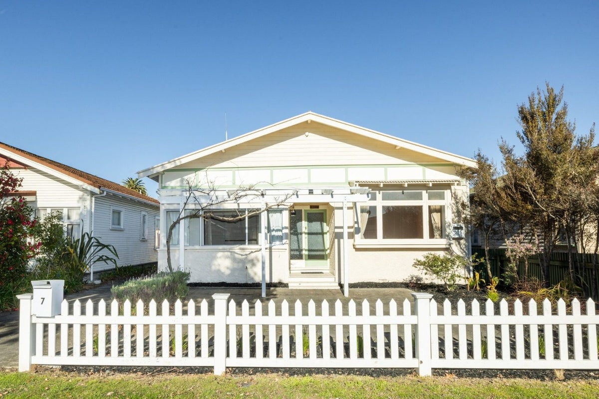 7 Winifred Street, Napier South, Napier - Carousel 1