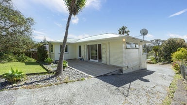 99 Cliff View Drive, Green Bay, Auckland - Carousel 1