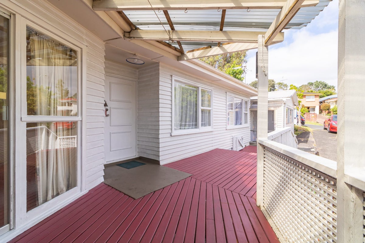 13 Totaravale Drive, Totara Vale, Auckland - Carousel 1
