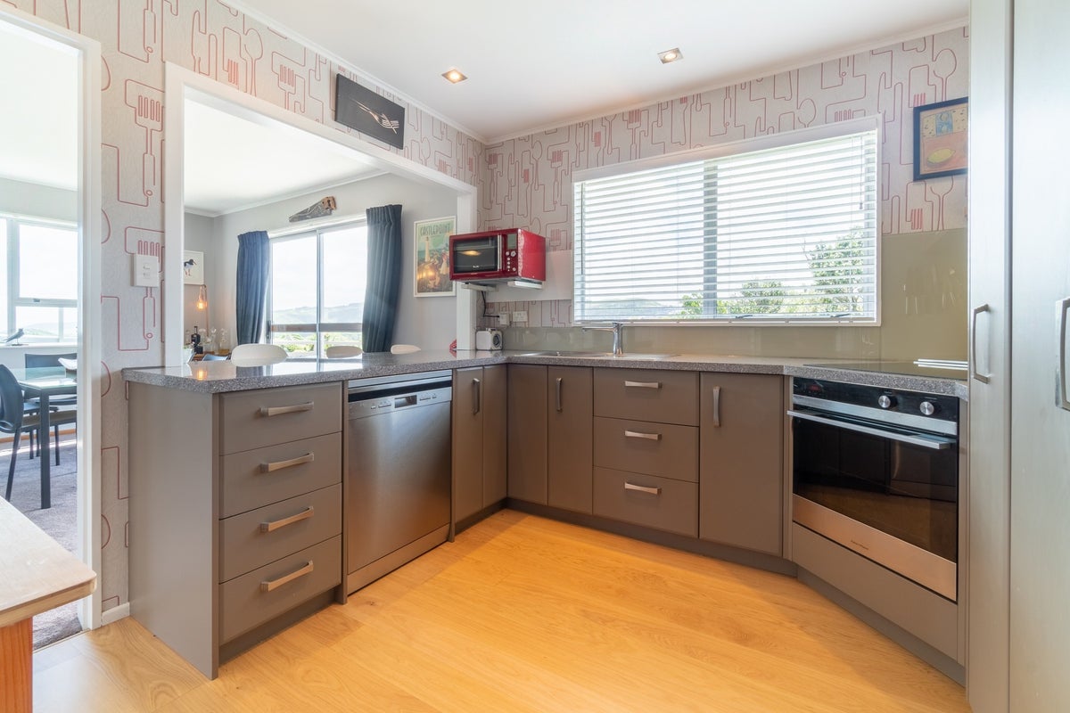 5 Hillview Crescent, Paparangi, Wellington - Carousel 2