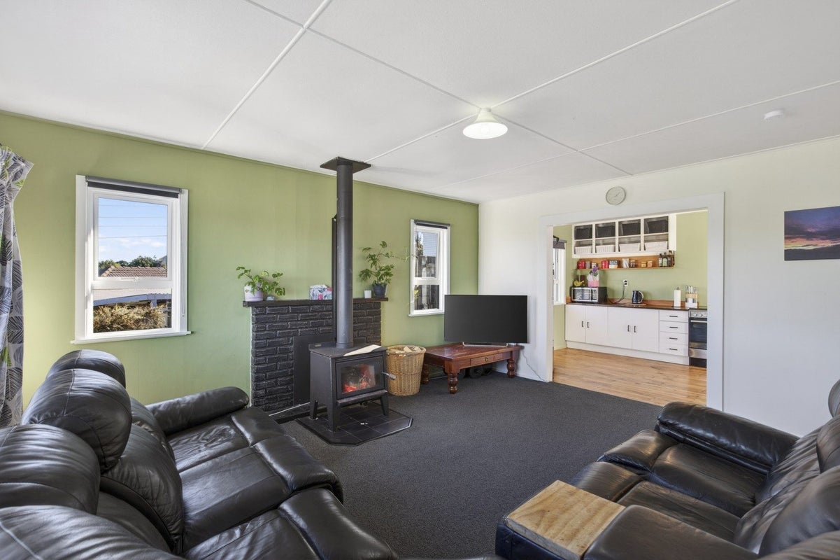 15 Simons Street, Moturoa, New Plymouth, Taranaki - Carousel 1