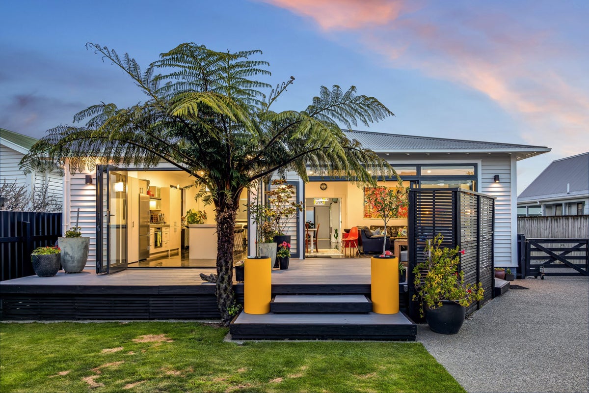 15 North Street, Petone, Lower Hutt - Carousel 2