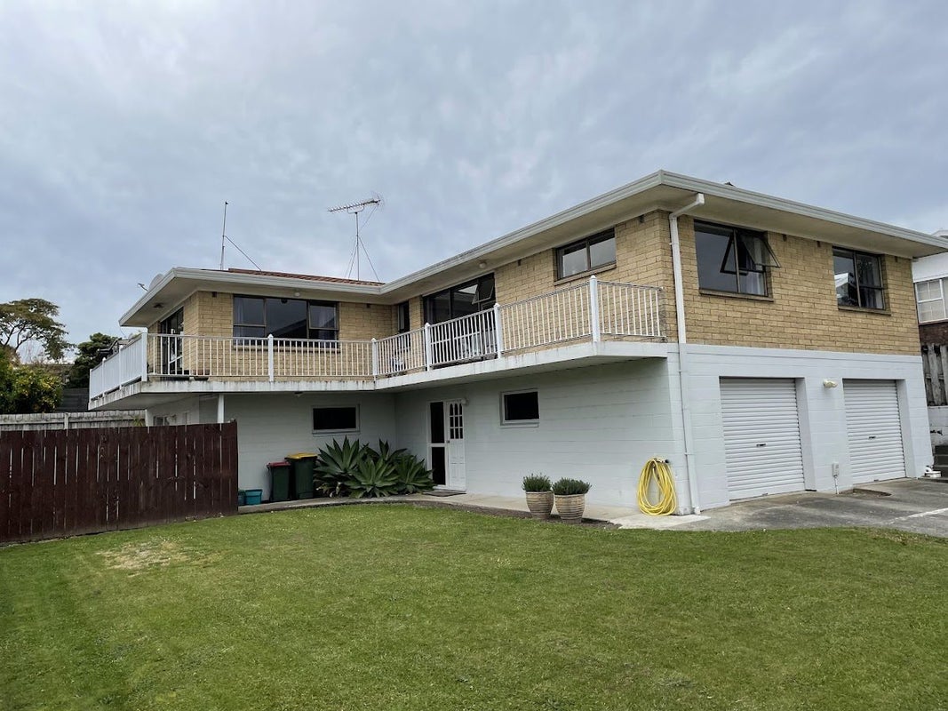 34 Gilbass Avenue, Hamilton Lake, Hamilton - Carousel 1