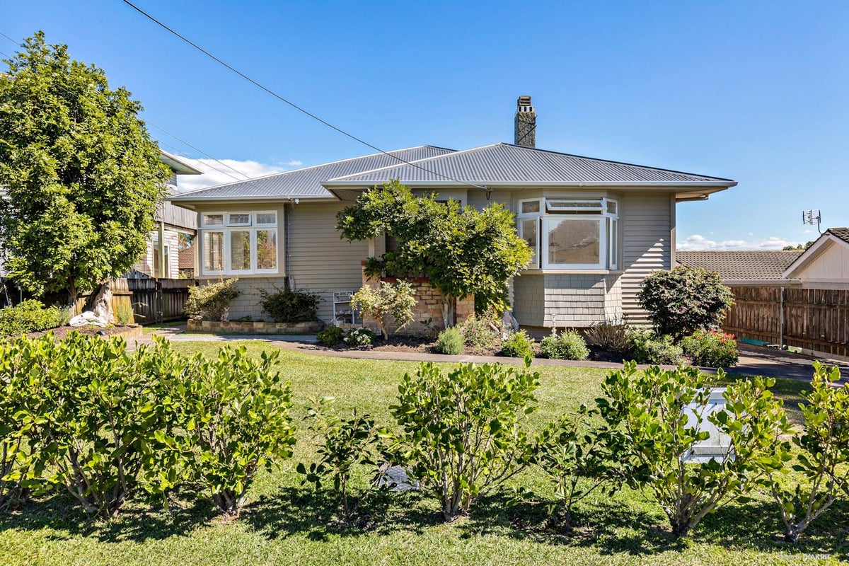 6 Preston Avenue, Belmont, Auckland - Carousel 1