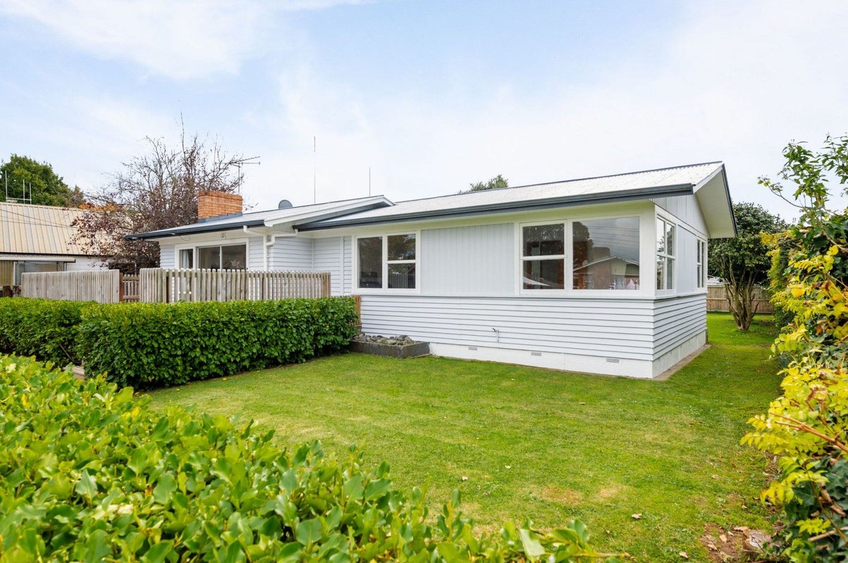 28 Larnach Street, St Andrews, Hamilton - Carousel 1