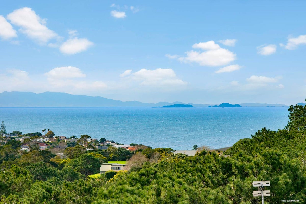 16 Dalmeny Close, Murrays Bay, Auckland - Carousel 1