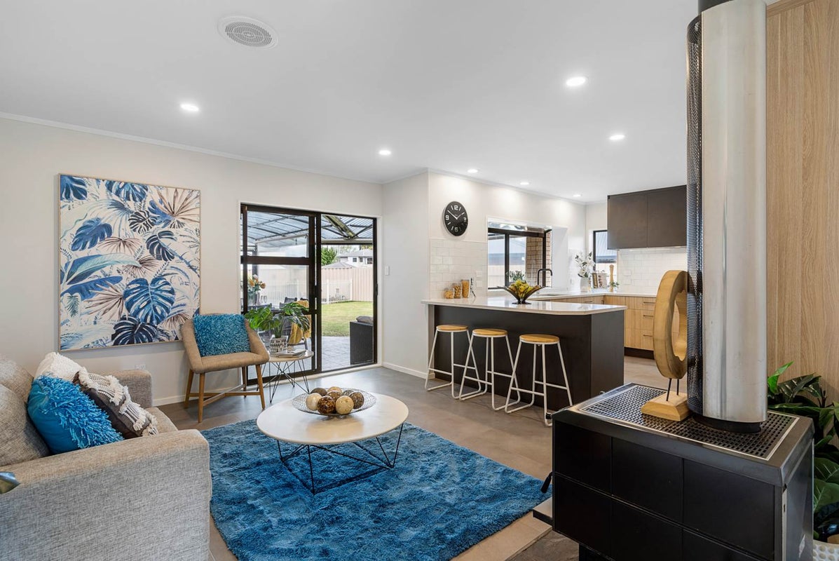 15 Donegan Place, Conifer Grove, Takanini - Carousel 2