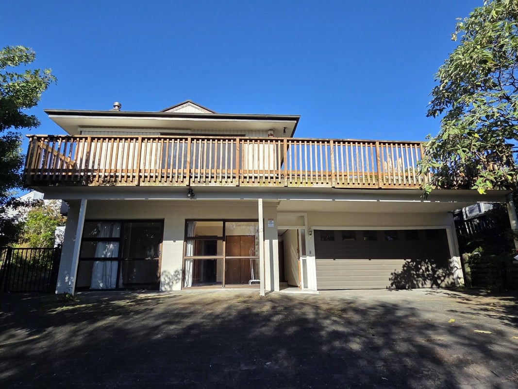 13 Charles Dickens Drive, Mellons Bay, Auckland - Carousel 1
