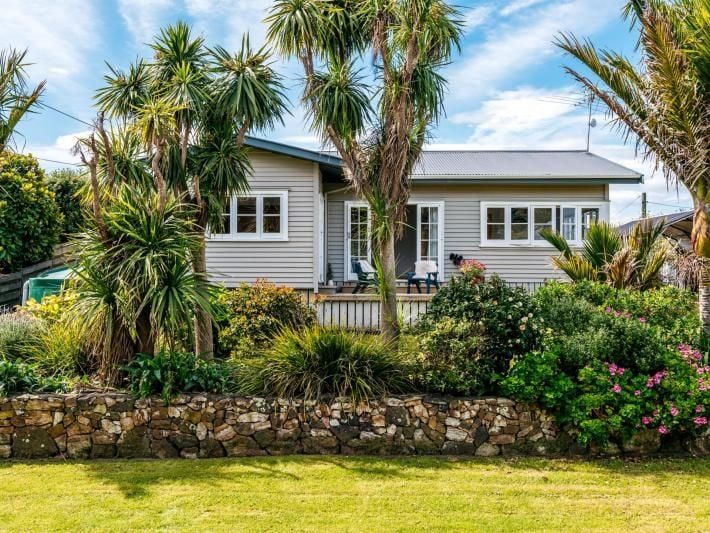 46 Tahatai Road, Oneroa, Waiheke Island - Carousel 1