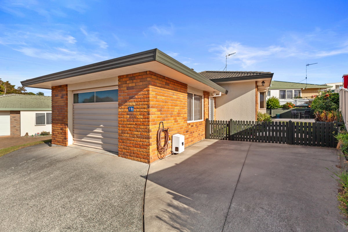 19 Racecourse Way, Gate Pa, Tauranga - Carousel 1