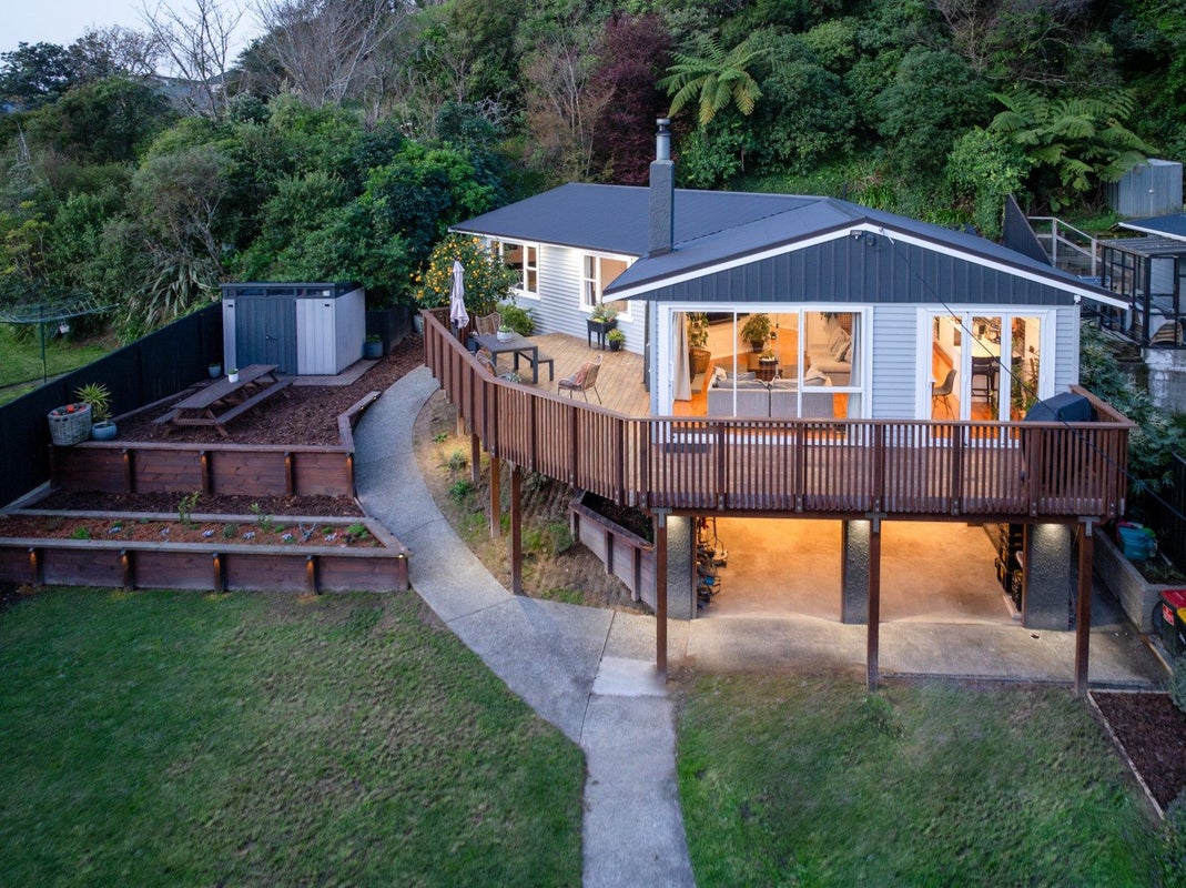 24 Mahoe Street, Tawa, Wellington - Carousel 1