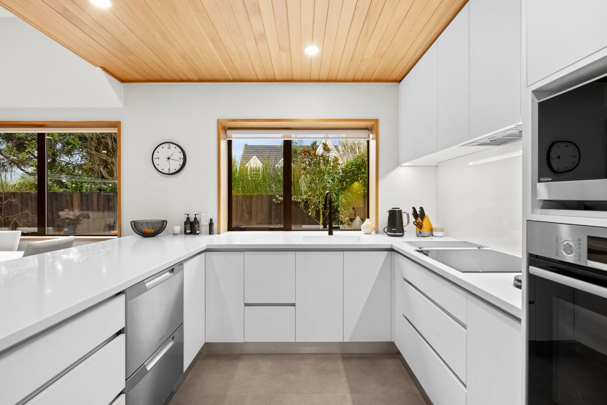 2/6 Chepstow Avenue, Fendalton, Christchurch - Carousel 2