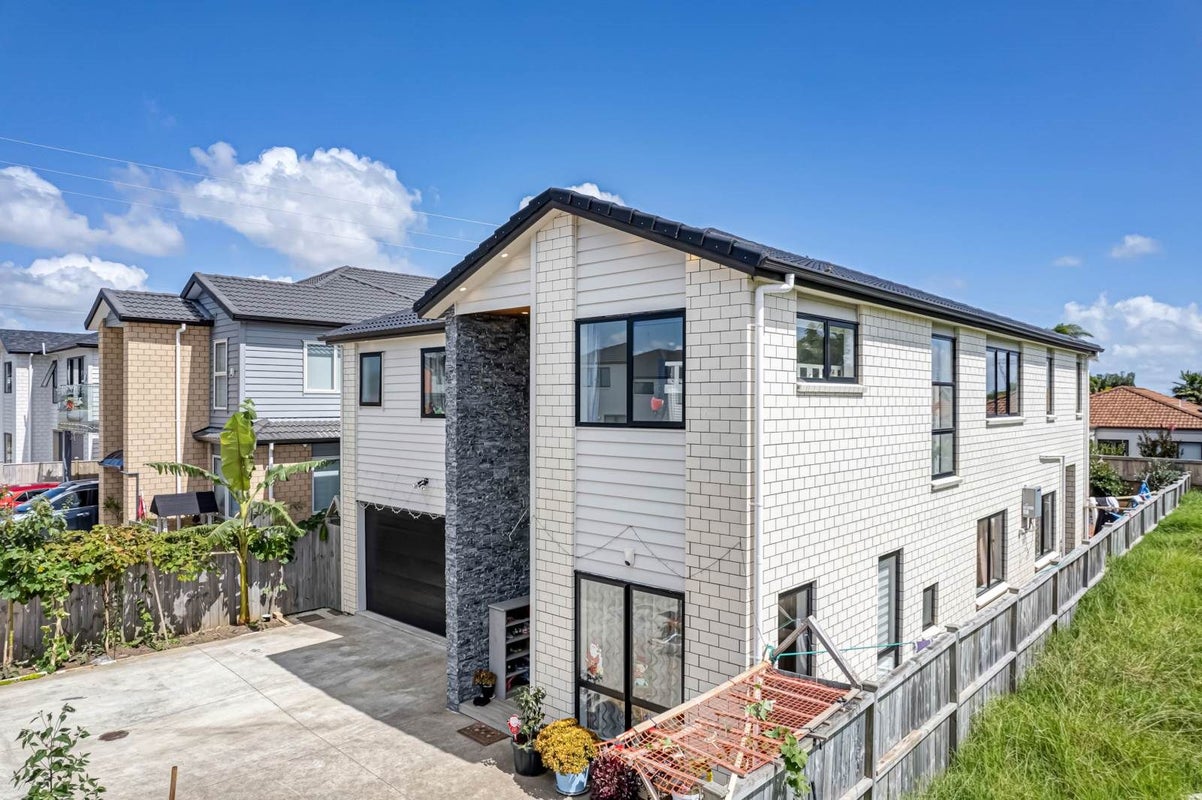 46 Donegal Park Drive, Flat Bush, Auckland - Carousel 2