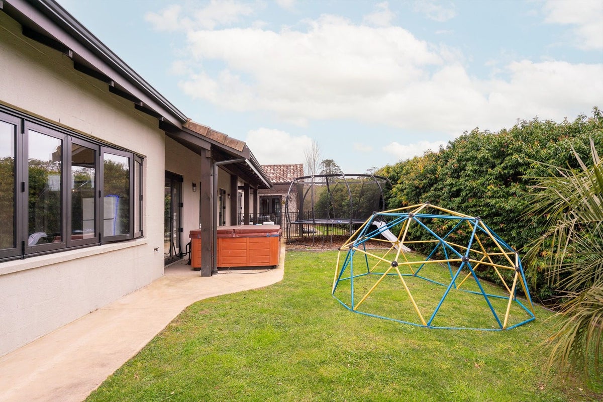 18 Myra Evelyn Grove, Albany - Carousel 17