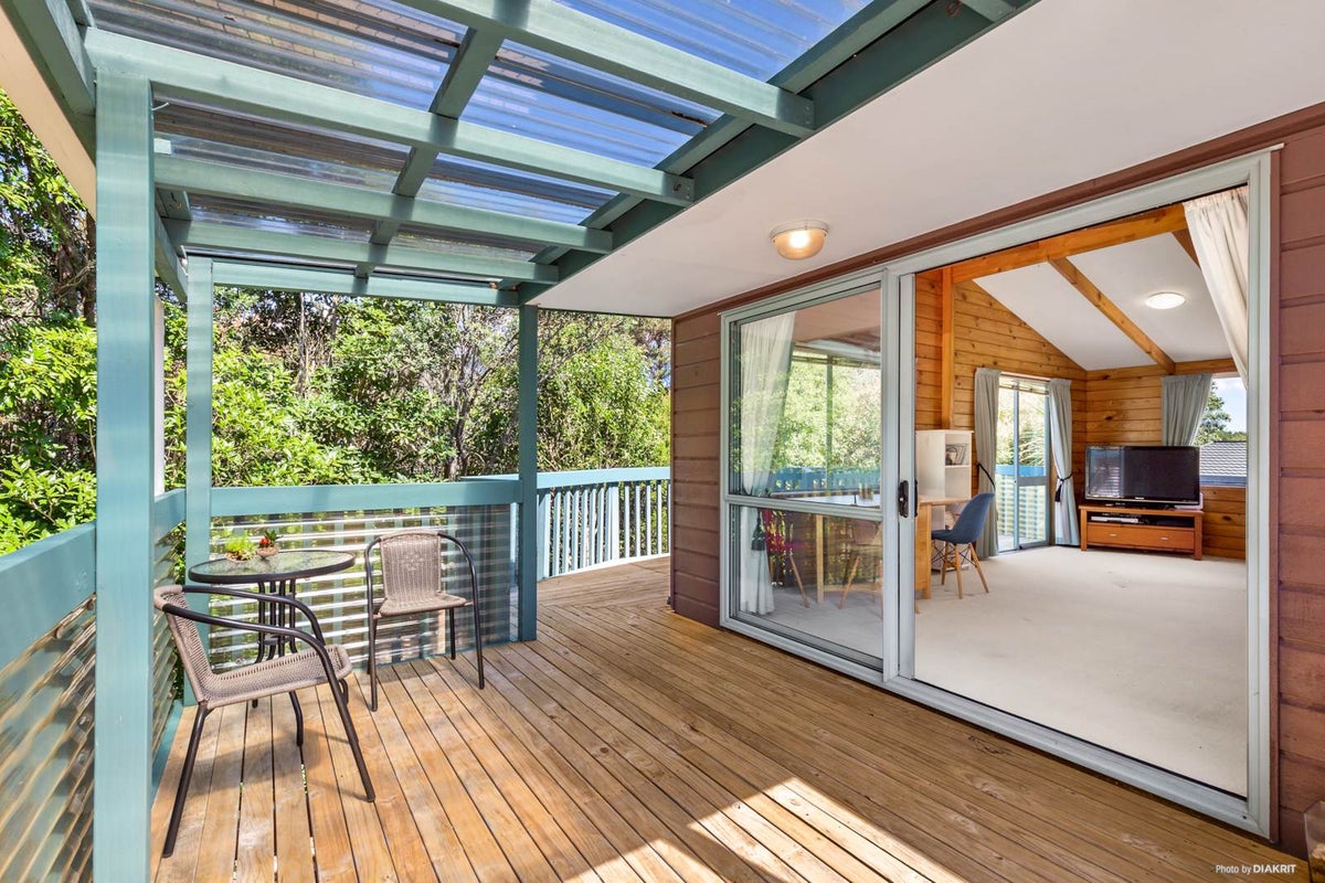 2/4 Fernlea Rise, Bayview, Auckland - Carousel 1