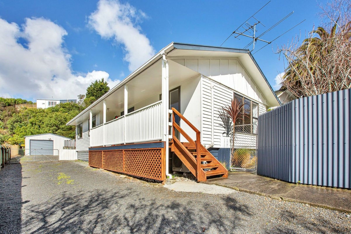 2 Harold Grove, Stokes Valley, Lower Hutt - Carousel 1