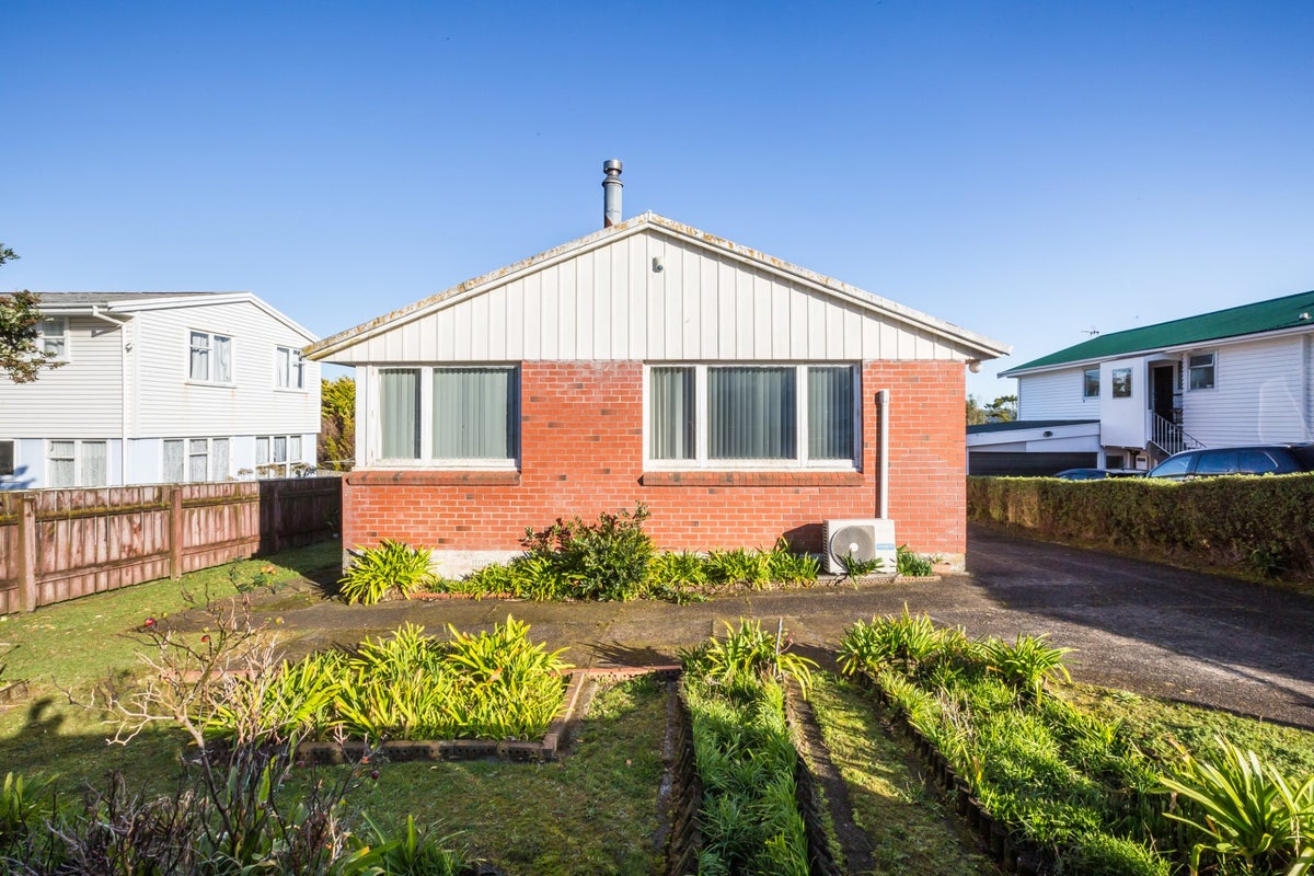 59 Waihora Crescent, Waitangirua, Porirua - Carousel 1