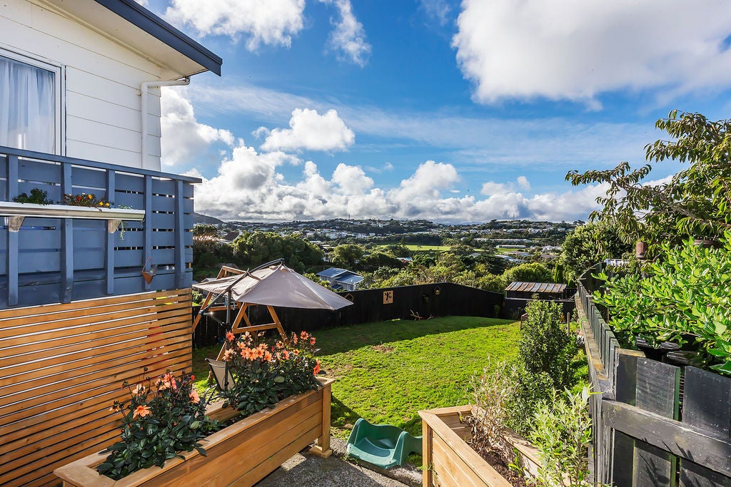 32 Bellringer Crescent, Newlands, Wellington - Carousel 1