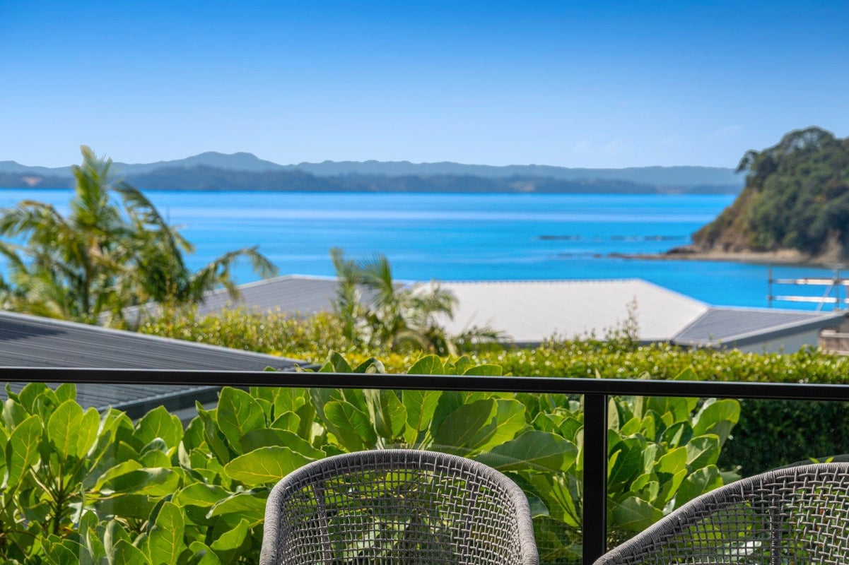 6 Crown Road, Tindalls Beach, Whangaparaoa - Carousel 1