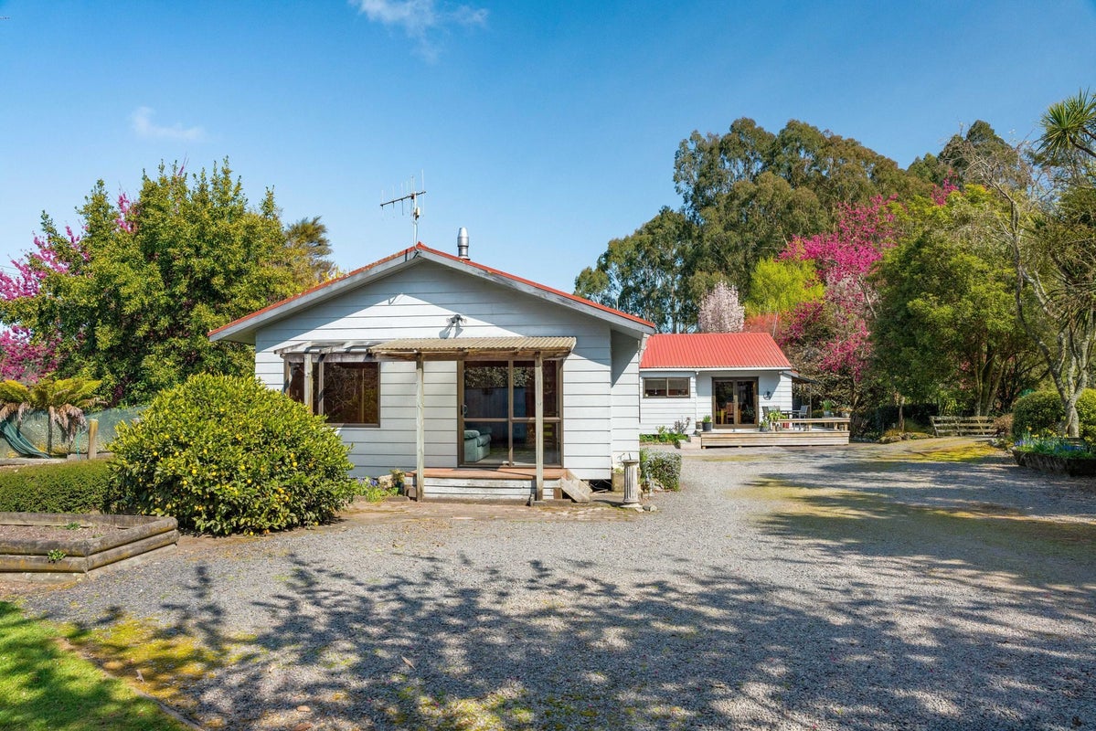 202 Whangamata Road, Kinloch, Taupo - Carousel 1