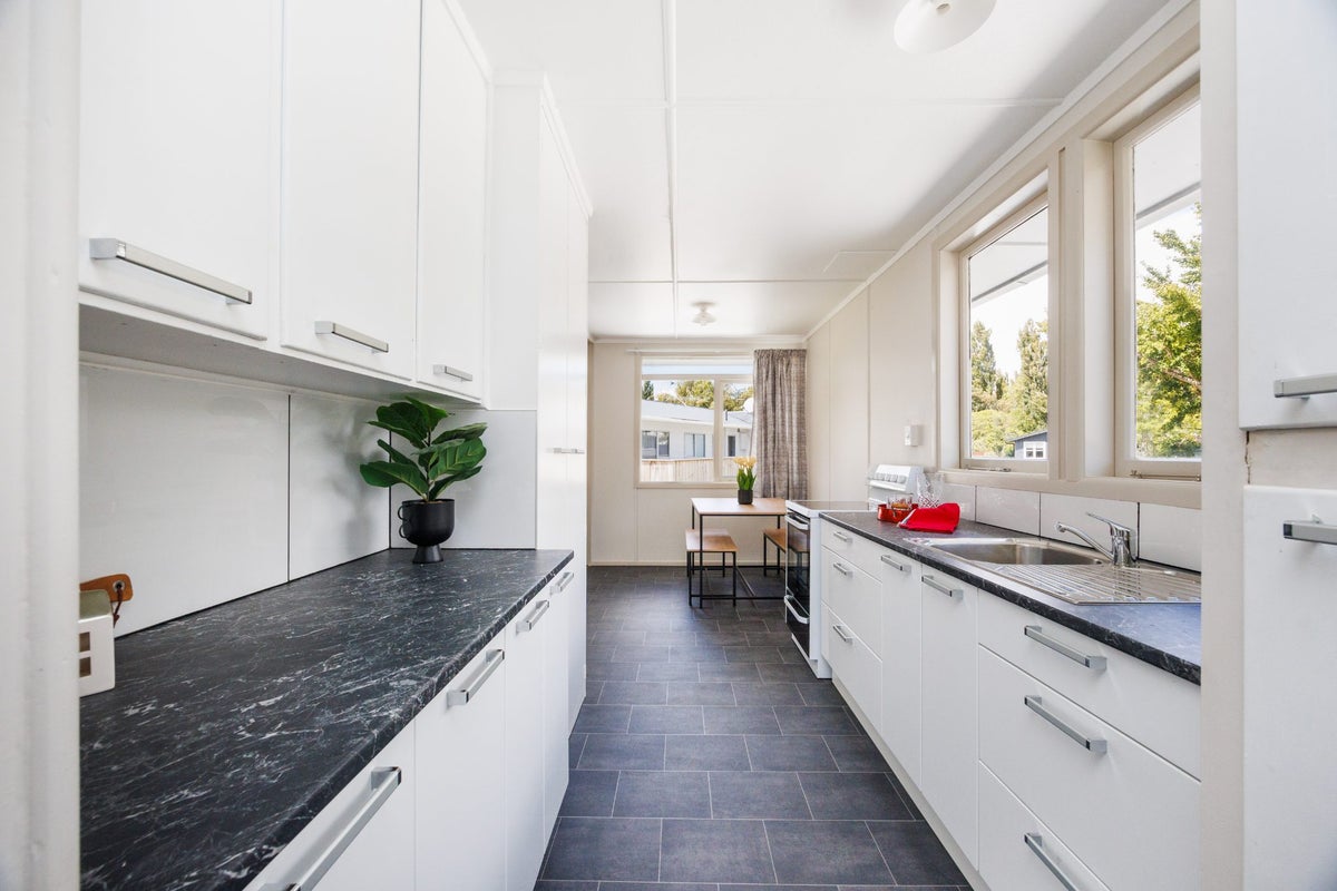 66A Ruamahanga Crescent, Terrace End, Palmerston North - Carousel 2